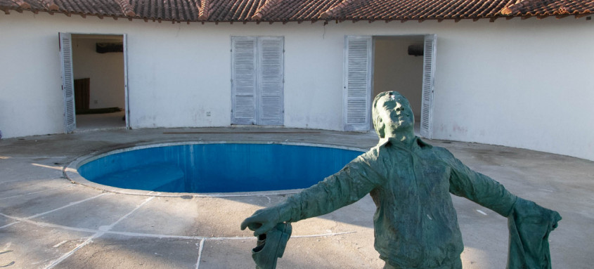 A estátua de braços abertos, na praia, com sapatos e paletó nas mãos retrata uma fotografia tirada em 1976 - Foto: Leonardo Fonseca/Prefeitura de Maricá A estátua de braços abertos, na praia, com sapatos e paletó nas mãos retrata uma fotografia tirada em 1976