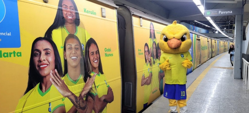 Mascote na Copa na estação de metrô