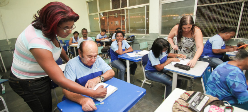 Educação de Jovens e Adultos é oferecida em várias unidades de ensino
