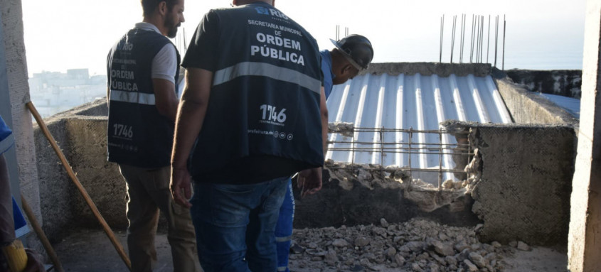 Prefeitura do Rio demole dois andares construídos irregularmente em prédio destinado a hotel
