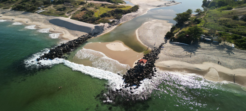 Foto feita por um drone esta semana mostra apenas um filete de água preta que escorre em direção ao mar pelo Canal de Itaipu - Foto: Foto do leitor Foto feita por um drone esta semana mostra apenas um filete de água preta que escorre em direção ao mar pelo Canal de Itaipu