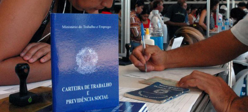 Nas regiões Metropolitana, Serrana e Médio Paraíba, são 1.154 vagas de emprego. Para estágio e jovem aprendiz, 1.307 chances - Foto: Marcelo Casal Jr./Agência Brasil Nas regiões Metropolitana, Serrana e Médio Paraíba, são 1.154 vagas de emprego. Para estágio e jovem aprendiz, 1.307 chances