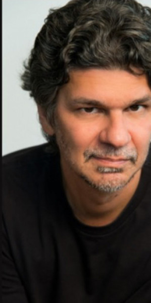 Sérgio Bezz faz noite de autógrafos do livro 