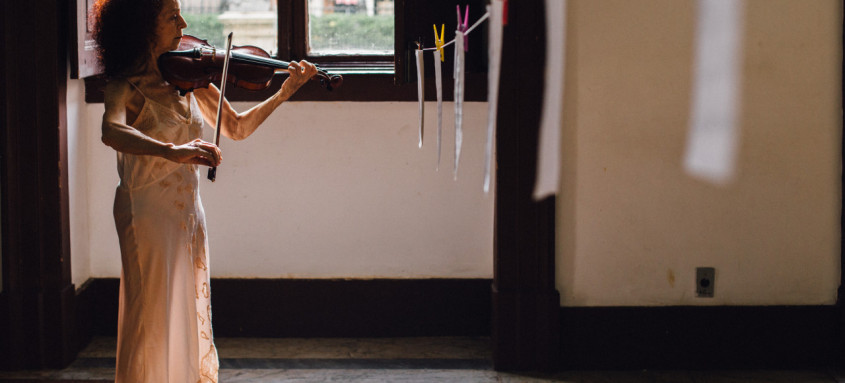 . A maravilhosa Regina Gutman volta aos palcos no Teatro Dulcina, em um monólogo que fala sobre beleza, a fragilidade e a potência do envelhecer.
- Foto: Divulgação . A maravilhosa Regina Gutman volta aos palcos no Teatro Dulcina, em um monólogo que fala sobre beleza, a fragilidade e a potência do envelhecer.