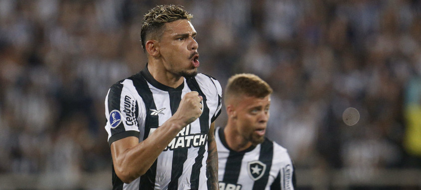 Tiquinho Soares, de pênalti, fez o gol da vitória alvinegra
