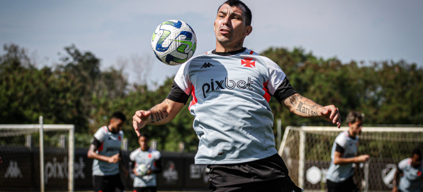 Capitão do Vasco, o chileno Gary Medel espera estar em campo no decisivo jogo contra o Bragantino - Foto: Matheus Lima / Vasco Capitão do Vasco, o chileno Gary Medel espera estar em campo no decisivo jogo contra o Bragantino