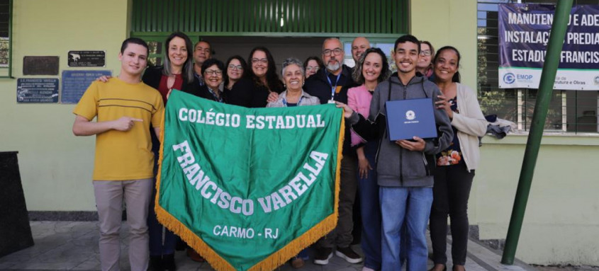 Vitor Hugo Prado (à frente com seus colegas e professores) foi selecionado