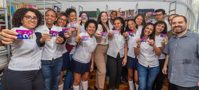Alunos do Colégio Ignácio Azevedo do Amaral exibem os vouchers de R$ 100