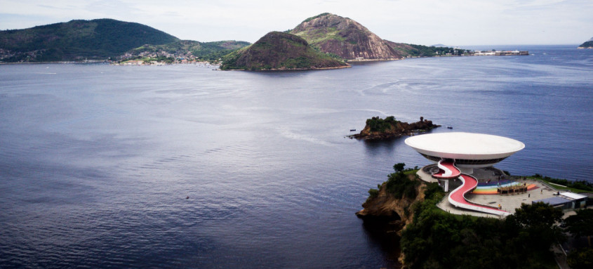 Museu de Arte Contemporânea, criado por Oscar Niemeyer, é um marco cultural e arquitetônico da cidade de Niterói - Foto: Alex Ramos/Divulgação Museu de Arte Contemporânea, criado por Oscar Niemeyer, é um marco cultural e arquitetônico da cidade de Niterói