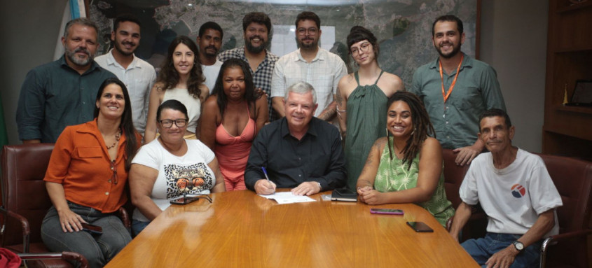 Prefeito Axel Grael assinou ontem (18) decreto reconhecendo os marisqueiros 