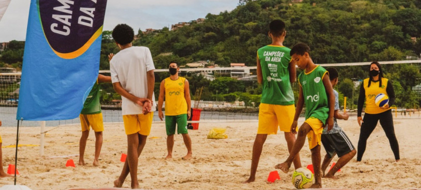 Projeto Campeões da Areia oferece aulas gratuitas de Beach Tennis, Beach Soccer, Vôlei de Praia, e Handebol de Areia para crianças e adolescentes de 8 a 14 - Foto: Divulgação Projeto Campeões da Areia oferece aulas gratuitas de Beach Tennis, Beach Soccer, Vôlei de Praia, e Handebol de Areia para crianças e adolescentes de 8 a 14