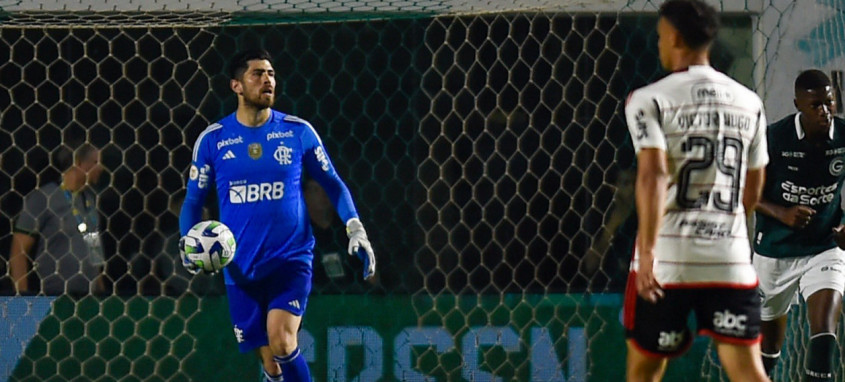 Goleiro argentino Agustín Rossi fez nesta quarta sua estreia pelo Flamengo
- Foto: Marcelo Cortes / Flamengo Goleiro argentino Agustín Rossi fez nesta quarta sua estreia pelo Flamengo
