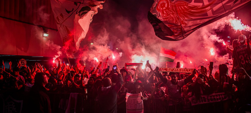 A torcida do Fluminense fez uma bonita festa no Galeão durante embarque do time para a semifinal
- Foto: Marina Garcia / Fluminense A torcida do Fluminense fez uma bonita festa no Galeão durante embarque do time para a semifinal