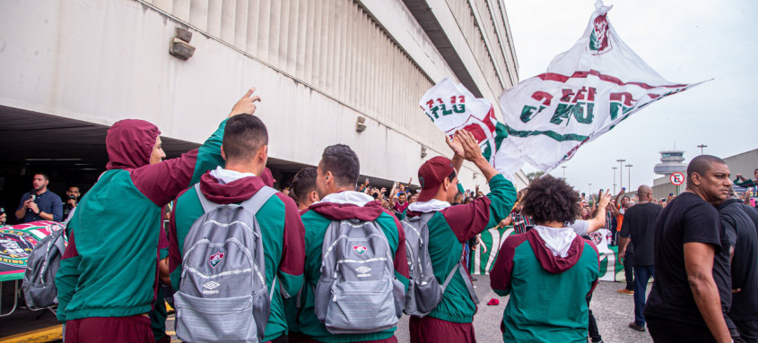 Jogadores do Fluminense foram recepcionados por centenas de torcedores no aeroporto
- Foto: Marcelo Gonçalves / Fluminense Jogadores do Fluminense foram recepcionados por centenas de torcedores no aeroporto