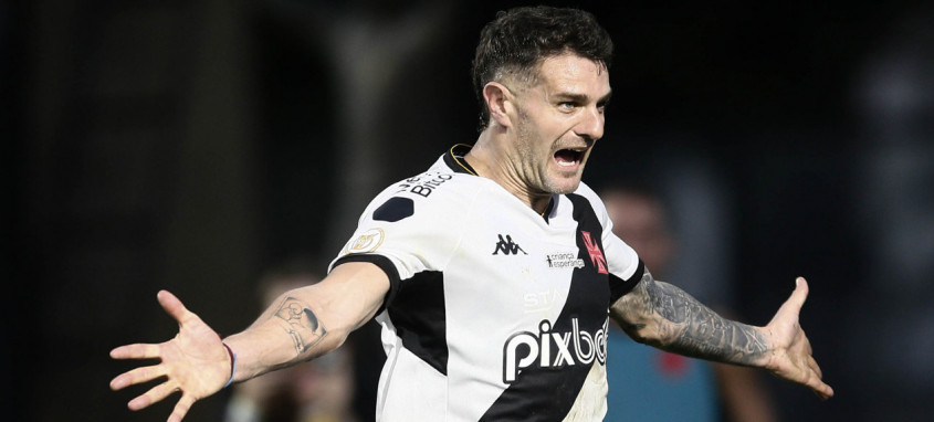 A boa fase do artilheiro argentino Vegetti é uma das armas do Vasco para tentar superar o São Paulo - Foto: Daniel Ramalho / Vasco A boa fase do artilheiro argentino Vegetti é uma das armas do Vasco para tentar superar o São Paulo