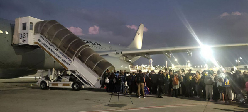 Avião da Força Aérea Brasileira chegará no Brasil por volta das 4h (de Brasília) de quarta-feira - Foto: Divulgação / Força Aérea Brasileira Avião da Força Aérea Brasileira chegará no Brasil por volta das 4h (de Brasília) de quarta-feira