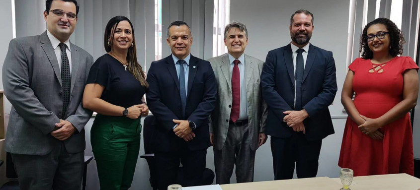 O presidente da OAB-Niterói (à dir.), Pedro Gomes, com grupo na correição