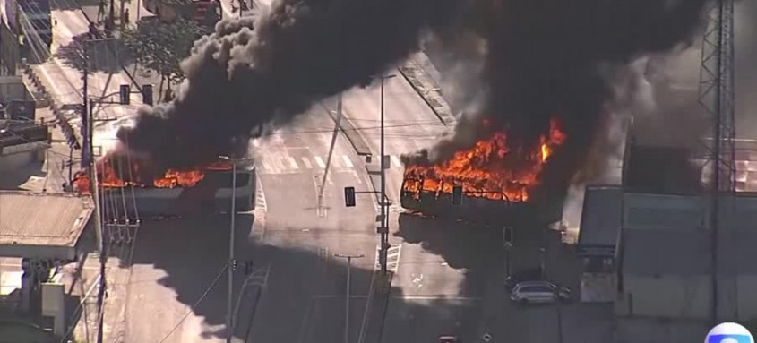 Pelo menos 35 ônibus foram incendiados na zona oeste da capital fluminense, segundo o Sindicato das Empresas de Ônibus da Cidade do Rio(Rio Ônibus) - Foto: Reprodução/TV Globo Pelo menos 35 ônibus foram incendiados na zona oeste da capital fluminense, segundo o Sindicato das Empresas de Ônibus da Cidade do Rio(Rio Ônibus)