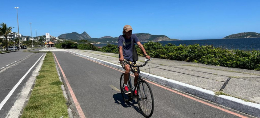 Ciclovia em Piratininga: adeptos das pedaladas podem circular livremente até outros bairros da Região Oceânica de Niterói, associando mobilidade e lazer - Foto: Luciana Carneiro/Divulgação Ciclovia em Piratininga: adeptos das pedaladas podem circular livremente até outros bairros da Região Oceânica de Niterói, associando mobilidade e lazer