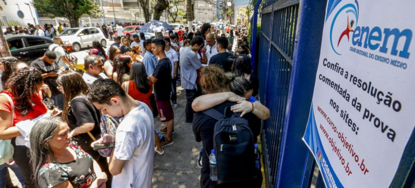 Segunda prova do Enem acontece neste domingo em mais de 1,7 mil municípios de todo o país - Foto: Paulo Pinto / Agência Brasil Segunda prova do Enem acontece neste domingo em mais de 1,7 mil municípios de todo o país