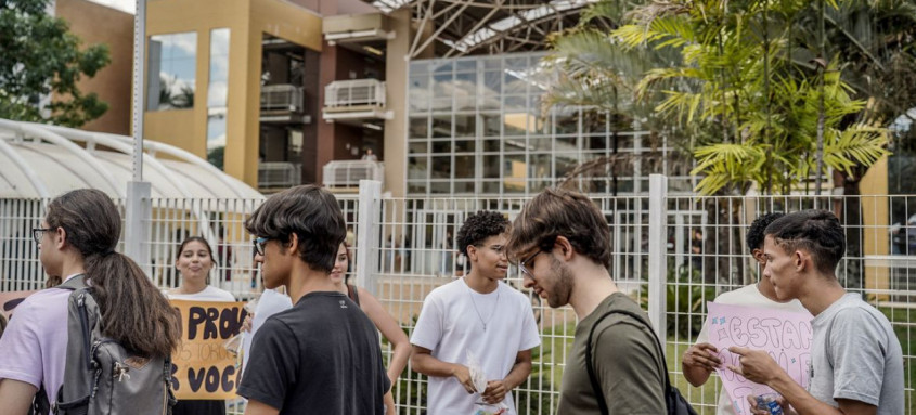 Mais de 2,6 milhões de estudantes fizeram a prova no domingo
- Foto: Rafa Neddermeyer/Agência Brasil Mais de 2,6 milhões de estudantes fizeram a prova no domingo
