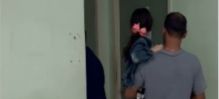 No colo do pai, criança aguardou por várias horas o atendimento médico