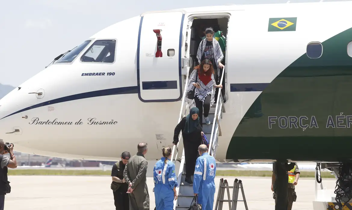 No último dia 14, o País conseguiu repatriar 32 brasileiros que estavam em Gaza - Foto: Paulo Pinto / Agência Brasil No último dia 14, o País conseguiu repatriar 32 brasileiros que estavam em Gaza