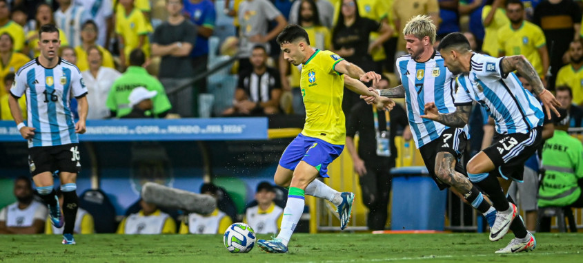 Brasil foi derrotado pela Argentina no tumultuado clássico disputado na terça-feira no Maracanã - Foto: Staff Images / CBF Brasil foi derrotado pela Argentina no tumultuado clássico disputado na terça-feira no Maracanã