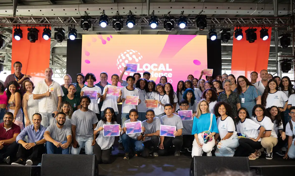 Estudantes de escolas públicas de municípios do Rio de Janeiro foram premiados com tablets e notebooks Divulgação
