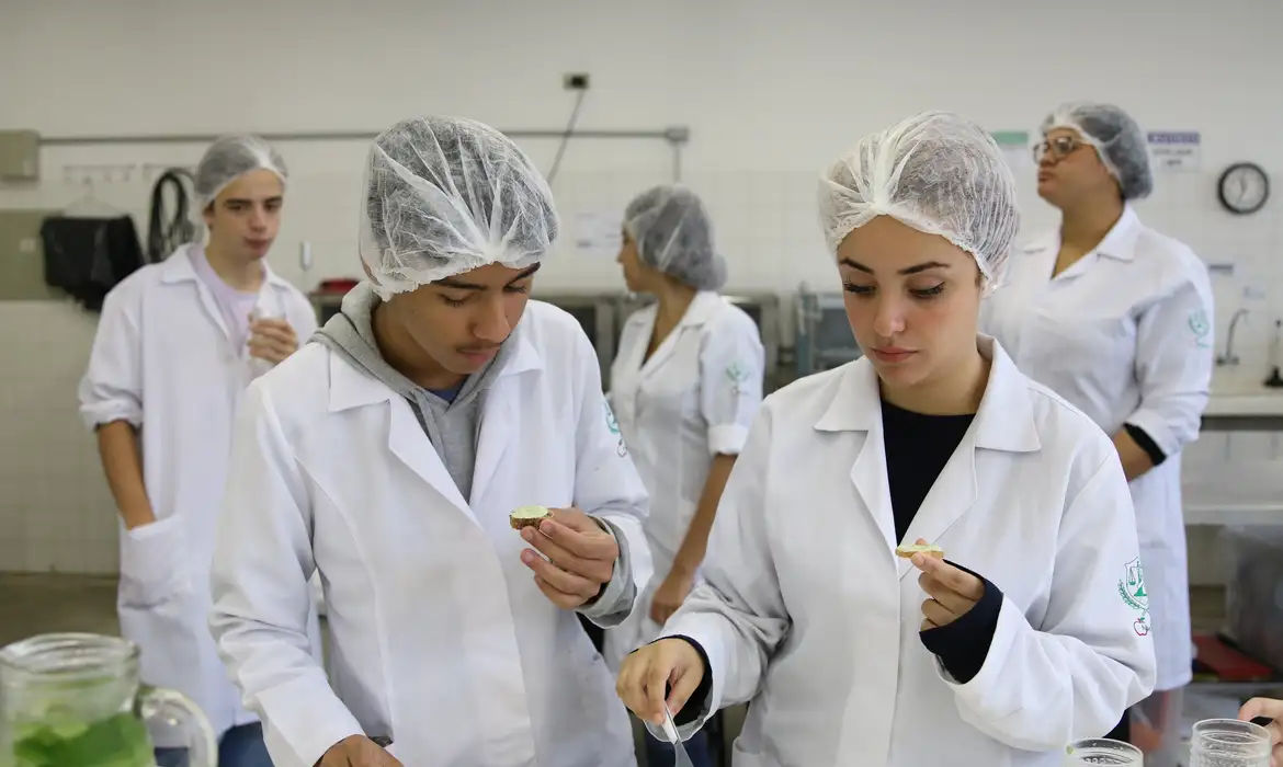 A pesquisa analisou 76 estimativas do impacto da educação técnica, presentes em 16 estudos selecionados Rovena Rosa / Agência Brasil