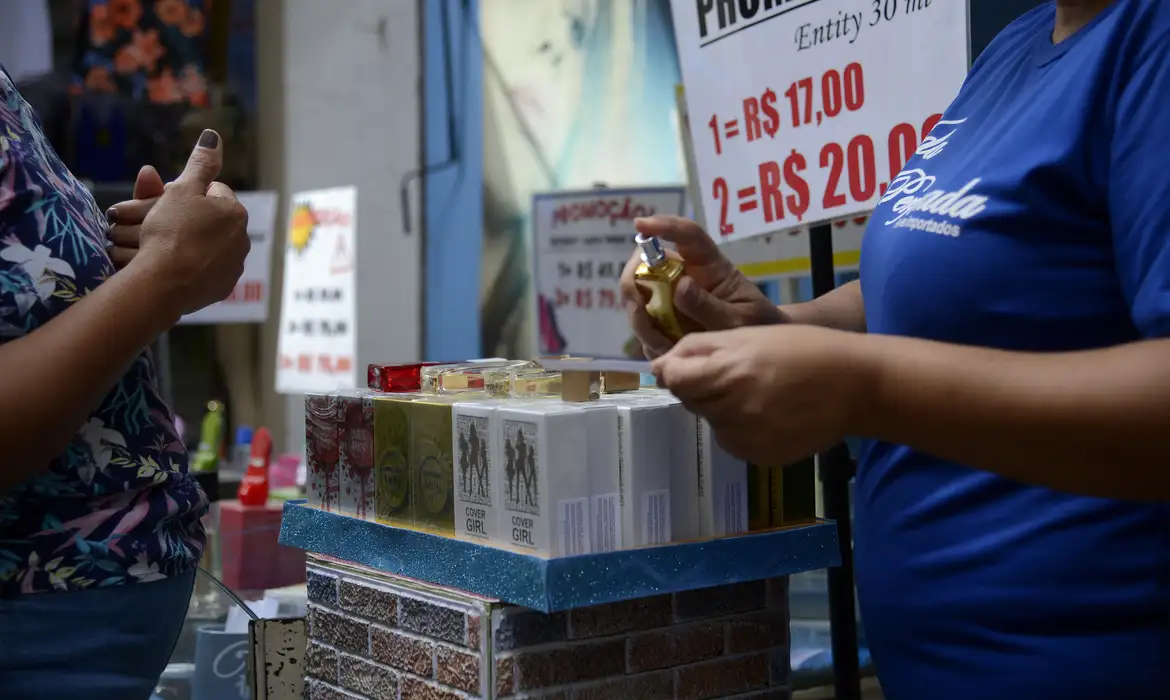Levantamento aponta aumento de 22% no percentual de pessoas com nível superior trabalhando como balconistas ou vendedores de loja Tomaz Silva / Agência Brasil