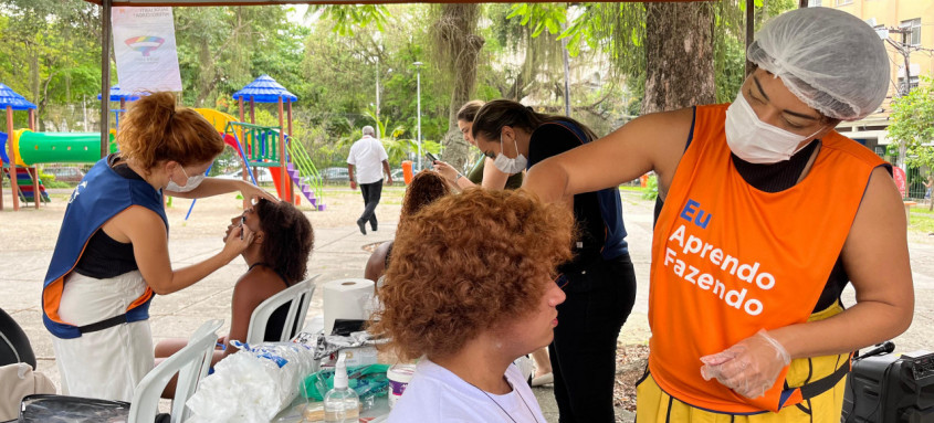 Para comemorar o aniversário do ambulatório, foi realizado nesta quarta, na Praça São João, um sarau com apresentações e oficinas artísticas e serviços de beleza - Foto: Luciana Carneiro / Divulgação Para comemorar o aniversário do ambulatório, foi realizado nesta quarta, na Praça São João, um sarau com apresentações e oficinas artísticas e serviços de beleza