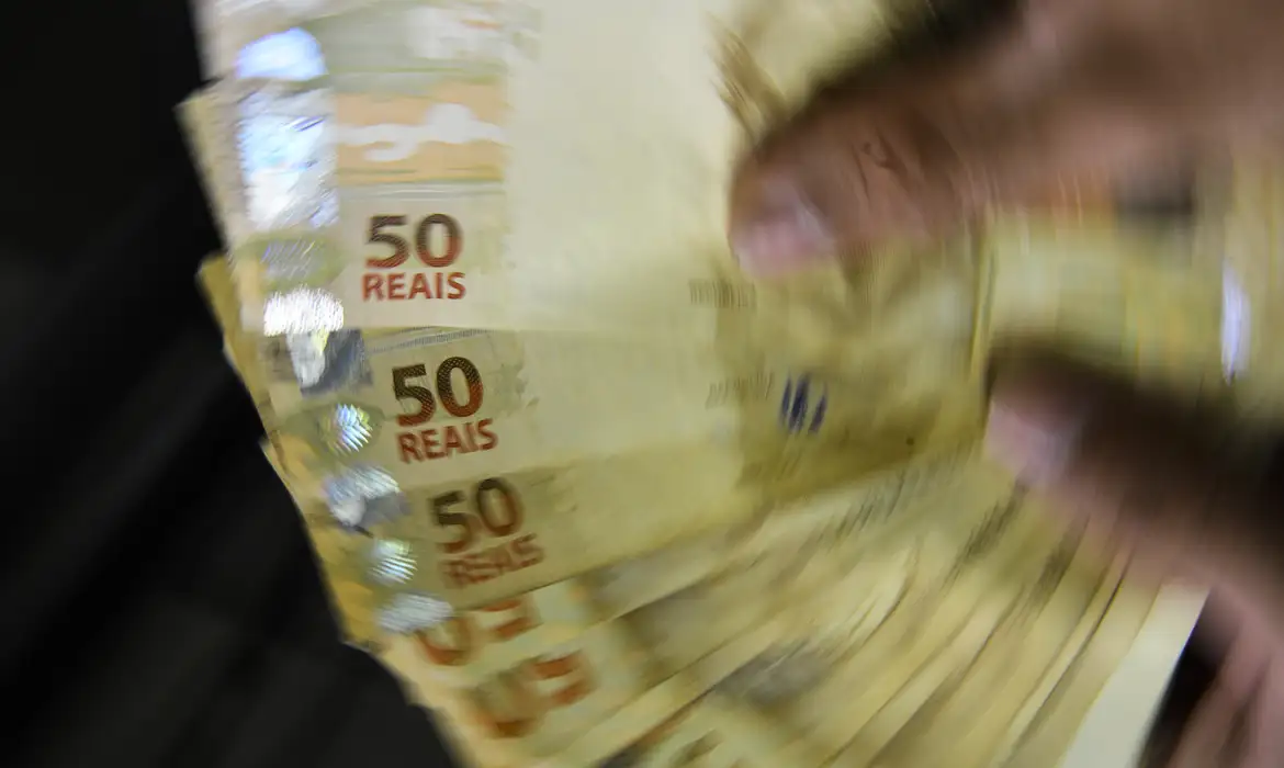 Segundo o Departamento Intersindical de Estatística e Estudos Socioeconômicos (Dieese), o salário extra injetará R$ 291 bilhões na economia neste ano Foto - Divulgação
