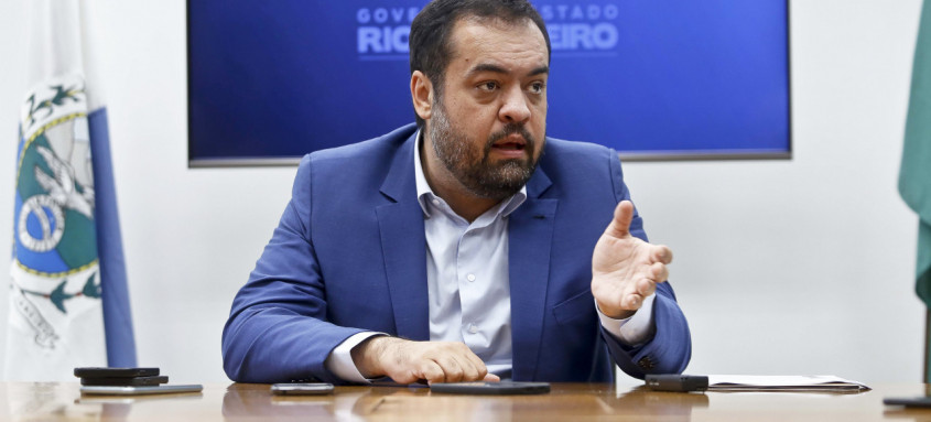 O Departamento Geral de Combate à Corrupção, ao Crime Organizado e à Lavagem de Dinheiro da Polícia Civil (DGCOR-LD), bloqueou mais de R$ 13 bilhões em bens e valores das organizações criminosas do Rio. De novembro de 2022 a novembro de 2023, cerca de R$ 253 milhões foram recuperados pelo Gabinete de Recuperação de Ativos (GRA). Valor retirado das máfias retorna ao Estado para investimento na aquisição de novas viaturas, tecnologia, remuneração de policiais e demais serviços.
- Estamos conseguindo quebrar essa cadeia econômica e financeira de movimentação das facções criminosas. O trabalho integrado com o Ministério da Justiça vai reforçar os resultados investigativos da Polícia Civil. Por isso, o Departamento Geral de Combate à Corrupção está sendo transferido para o prédio da Agência Central de Inteligência, onde receberá o Comitê de Inteligência Financeira e Recuperação de Ativos, o Cifra. Em uma área de 1.200 metros quadrados, os agentes terão todas as ferramentas necessárias para realizarem seu trabalho - declarou o governador Cláudio Castro.
O DGCOR é integrado por cinco órgãos: A Coordenadoria de Inteligência - que realiza análise para todos os órgãos; o Laboratório de Tecnologia de Combate à Lavagem de Dinheiro - órgão técnico do departamento, responsável por realizar todas as análises de relatórios de inteligência financeira, como quebra de sigilo fiscal e bancário. Além de duas Delegacias: Uma de Combate a Corrupção - focada em desvio de dinheiro público, e outra de Combate às Organizações Criminosas, que trata da lavagem de dinheiro do tráfico, milícia e grupos criminosos. O quinto órgão é o Gabinete de Recuperação de Ativos, que visa recuperar esse patrimônio para que o Estado reinvista na Polícia Civil.
Neste último ano, 478 ativos foram recuperados, entre imóveis, fundos, criptomoedas e outros bens. Apenas em imóveis, R$ 30 milhões foram captados, já em embarcações, R$ 10 milhões. Para o Diretor do DGCOR, Delegado Gustavo Ribeiro, descapitalizar organizações criminosas é ação decisiva para reduzir seu potencial e desmantelá-las.
- Se eu tiro os ativos desses criminosos, além de inviabilizar a retroalimentação do crime, ou seja, que esse dinheiro volte a ser investido em armas, drogas, e em mais maneiras de coagir a população, ainda invisto mais na polícia, que combate esses grupos. Desonerando as contas públicas o contribuinte paga menos imposto e tem uma segurança mais efetiva – explicou o delegado.
Os recursos recuperados possibilitaram a contratação de grandes empresas multinacionais de tecnologia, e de softwares de análise, que facilitam ainda mais o trabalho do Laboratório e as delegacias do departamento de lavagem de dinheiro.
Comitê de Inteligência Financeira vai acelerar investigações
O Comitê de Inteligência Financeira e Recuperação de Ativos (Cifra) terá por objetivo a coleta, análise e difusão de dados financeiros para a produção de conhecimento de inteligência financeira, visando a melhoria da qualidade e a assertividade das investigações realizadas pela Polícia Civil do Rio de Janeiro.
Formado por membros do MJSP, Polícia Federal, Polícia Rodoviária Federal (PRF), Senasp, Polícia Civil do Rio, Fazenda (Sefaz), Casa Civil, Ministério Público Federal (MPF), Ministério Público do Estado do Rio de Janeiro (MPRJ) e Conselho de Controle de Atividades Financeiras (Coaf), o comitê dará celeridade ao trabalho.
Segundo o Delegado de Polícia Jefferson Ferreira, da Delegacia de Combate às Organizações Criminosas e à Lavagem de Dinheiro (DCOC-LD), investigações que levariam quatro anos poderão ser resolvidas em apenas um.
- A integração com o Cifra vem em boa hora para auxiliar no fluxo de informações, que por vezes há um embaraço burocrático, e agora, nós vamos poder ter essa informação com muito mais rapidez, e isso auxilia bastante as investigações para darmos uma resposta rápida na prisão e na recuperação desses bens – disse o policial civil.
Dinâmica do CIFRA
A capacidade de análise das delegacias que compõem o Departamento de combate à corrupção, ao crime organizado e a lavagem de dinheiro será ampliada com o trabalho do comitê. Cerca de 20 servidores do estado, não só da inteligência da Polícia Civil, mas de outras instituições que compõem o Cifra, vão reforçar a capacidade de investigação por meio de inquéritos instaurados a partir do conhecimento produzido pelo grupo.
- Esse tipo de investigação é de natureza complexa. Temos que lidar com dados de várias fontes, com provas de difícil obtenção e análise. A vinda do comitê traz velocidade e mais eficiência a essas investigações – contou o Subsecretário de Inteligência da Polícia Civil, Flávio Porto.
O aporte inicial do Ministério da Justiça para o comitê está em torno de dez servidores. Os agentes não compõem apenas a Rede Nacional de Laboratórios de Tecnologia contra a Lavagem de Dinheiro, mas também terão integrantes da Polícia Federal e da Polícia Rodoviária Federal - Foto: Luiz Alvarenga / Governo do Estado RJ O Departamento Geral de Combate à Corrupção, ao Crime Organizado e à Lavagem de Dinheiro da Polícia Civil (DGCOR-LD), bloqueou mais de R$ 13 bilhões em bens e valores das organizações criminosas do Rio. De novembro de 2022 a novembro de 2023, cerca de R$ 253 milhões foram recuperados pelo Gabinete de Recuperação de Ativos (GRA). Valor retirado das máfias retorna ao Estado para investimento na aquisição de novas viaturas, tecnologia, remuneração de policiais e demais serviços.
- Estamos conseguindo quebrar essa cadeia econômica e financeira de movimentação das facções criminosas. O trabalho integrado com o Ministério da Justiça vai reforçar os resultados investigativos da Polícia Civil. Por isso, o Departamento Geral de Combate à Corrupção está sendo transferido para o prédio da Agência Central de Inteligência, onde receberá o Comitê de Inteligência Financeira e Recuperação de Ativos, o Cifra. Em uma área de 1.200 metros quadrados, os agentes terão todas as ferramentas necessárias para realizarem seu trabalho - declarou o governador Cláudio Castro.
O DGCOR é integrado por cinco órgãos: A Coordenadoria de Inteligência - que realiza análise para todos os órgãos; o Laboratório de Tecnologia de Combate à Lavagem de Dinheiro - órgão técnico do departamento, responsável por realizar todas as análises de relatórios de inteligência financeira, como quebra de sigilo fiscal e bancário. Além de duas Delegacias: Uma de Combate a Corrupção - focada em desvio de dinheiro público, e outra de Combate às Organizações Criminosas, que trata da lavagem de dinheiro do tráfico, milícia e grupos criminosos. O quinto órgão é o Gabinete de Recuperação de Ativos, que visa recuperar esse patrimônio para que o Estado reinvista na Polícia Civil.
Neste último ano, 478 ativos foram recuperados, entre imóveis, fundos, criptomoedas e outros bens. Apenas em imóveis, R$ 30 milhões foram captados, já em embarcações, R$ 10 milhões. Para o Diretor do DGCOR, Delegado Gustavo Ribeiro, descapitalizar organizações criminosas é ação decisiva para reduzir seu potencial e desmantelá-las.
- Se eu tiro os ativos desses criminosos, além de inviabilizar a retroalimentação do crime, ou seja, que esse dinheiro volte a ser investido em armas, drogas, e em mais maneiras de coagir a população, ainda invisto mais na polícia, que combate esses grupos. Desonerando as contas públicas o contribuinte paga menos imposto e tem uma segurança mais efetiva – explicou o delegado.
Os recursos recuperados possibilitaram a contratação de grandes empresas multinacionais de tecnologia, e de softwares de análise, que facilitam ainda mais o trabalho do Laboratório e as delegacias do departamento de lavagem de dinheiro.
Comitê de Inteligência Financeira vai acelerar investigações
O Comitê de Inteligência Financeira e Recuperação de Ativos (Cifra) terá por objetivo a coleta, análise e difusão de dados financeiros para a produção de conhecimento de inteligência financeira, visando a melhoria da qualidade e a assertividade das investigações realizadas pela Polícia Civil do Rio de Janeiro.
Formado por membros do MJSP, Polícia Federal, Polícia Rodoviária Federal (PRF), Senasp, Polícia Civil do Rio, Fazenda (Sefaz), Casa Civil, Ministério Público Federal (MPF), Ministério Público do Estado do Rio de Janeiro (MPRJ) e Conselho de Controle de Atividades Financeiras (Coaf), o comitê dará celeridade ao trabalho.
Segundo o Delegado de Polícia Jefferson Ferreira, da Delegacia de Combate às Organizações Criminosas e à Lavagem de Dinheiro (DCOC-LD), investigações que levariam quatro anos poderão ser resolvidas em apenas um.
- A integração com o Cifra vem em boa hora para auxiliar no fluxo de informações, que por vezes há um embaraço burocrático, e agora, nós vamos poder ter essa informação com muito mais rapidez, e isso auxilia bastante as investigações para darmos uma resposta rápida na prisão e na recuperação desses bens – disse o policial civil.
Dinâmica do CIFRA
A capacidade de análise das delegacias que compõem o Departamento de combate à corrupção, ao crime organizado e a lavagem de dinheiro será ampliada com o trabalho do comitê. Cerca de 20 servidores do estado, não só da inteligência da Polícia Civil, mas de outras instituições que compõem o Cifra, vão reforçar a capacidade de investigação por meio de inquéritos instaurados a partir do conhecimento produzido pelo grupo.
- Esse tipo de investigação é de natureza complexa. Temos que lidar com dados de várias fontes, com provas de difícil obtenção e análise. A vinda do comitê traz velocidade e mais eficiência a essas investigações – contou o Subsecretário de Inteligência da Polícia Civil, Flávio Porto.
O aporte inicial do Ministério da Justiça para o comitê está em torno de dez servidores. Os agentes não compõem apenas a Rede Nacional de Laboratórios de Tecnologia contra a Lavagem de Dinheiro, mas também terão integrantes da Polícia Federal e da Polícia Rodoviária Federal