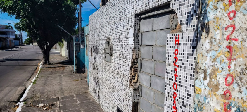 A velocidade vertical de afundamento do solo é de 0,7 cm por hora
- Foto: Gésio Passos / Agência Brasil A velocidade vertical de afundamento do solo é de 0,7 cm por hora