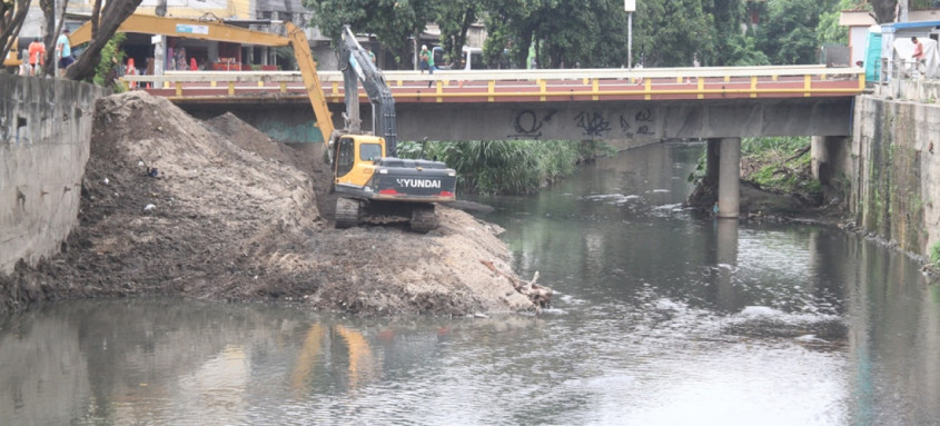 Serviço de limpeza no Rio Alcântara vai minimizar impacto das chuvas em São Gonçalo