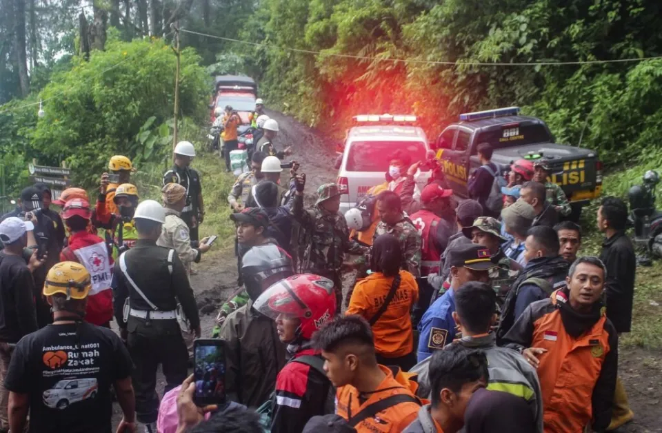 O chefe dos socorristas, Abdul Malik, informou que 75 alpinistas, todos indonésios, estavam na região quando ocorreu a erupção, dos quais 49 foram evacuados entre a noite de domingo e a manhã desta segunda.
- Foto: EFE/EPA/ALI NAYAKA O chefe dos socorristas, Abdul Malik, informou que 75 alpinistas, todos indonésios, estavam na região quando ocorreu a erupção, dos quais 49 foram evacuados entre a noite de domingo e a manhã desta segunda.