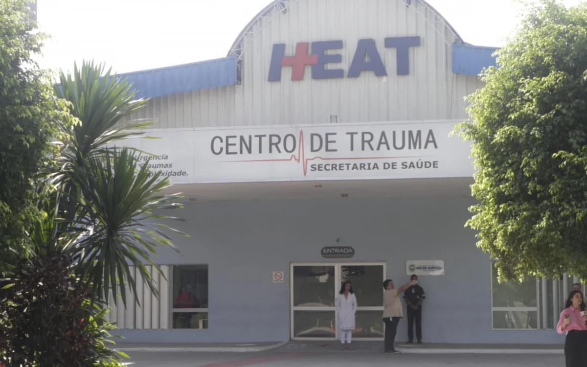 Moradores foram levados para o Hospital Estadual Alberto Torres (Heat), em São Gonçalo
- Foto: Marcos Porto/Agência O DIA Moradores foram levados para o Hospital Estadual Alberto Torres (Heat), em São Gonçalo