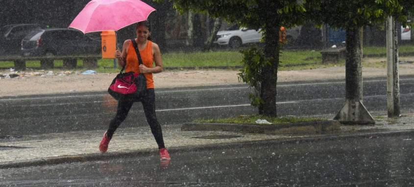 Hospital em área atingida por temporal no Rio adia consultas