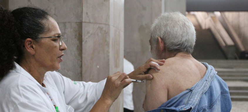 Vacina contra a doença foi aplicada pela 1ª vez no Brasil há três anos
- Foto: Reproduçao / Agência Brasil Vacina contra a doença foi aplicada pela 1ª vez no Brasil há três anos