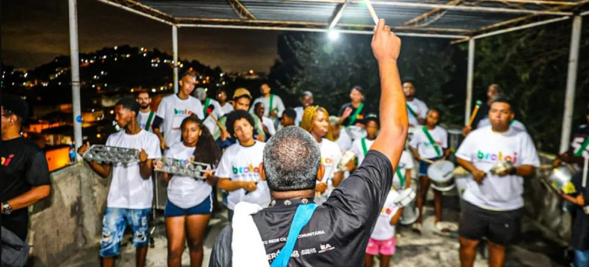Jovens ritmistas em aula do projeto em Tenente Jardim: novas oficinas estão previstas
- Foto: Divulgação/Prefeitura de Niterói Jovens ritmistas em aula do projeto em Tenente Jardim: novas oficinas estão previstas
