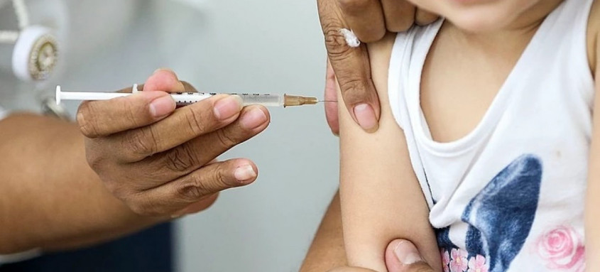 No total, 10 unidades de saúde estarão aplicando as doses para crianças entre 10 e 11 anos de segunda a sexta-feira, das 8h às 17h
- Foto: Reprodução No total, 10 unidades de saúde estarão aplicando as doses para crianças entre 10 e 11 anos de segunda a sexta-feira, das 8h às 17h