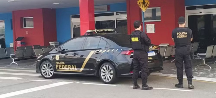 Agentes da Polícia Federal no Hospital Municipal Che Guevara, em Maricá, na Região dos Lagos