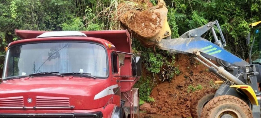 Escavadeiras, retroescavadeiras e caminhões continuam com serviços de desobstrução e limpezas no trecho - Foto: Divulgação / DER Escavadeiras, retroescavadeiras e caminhões continuam com serviços de desobstrução e limpezas no trecho