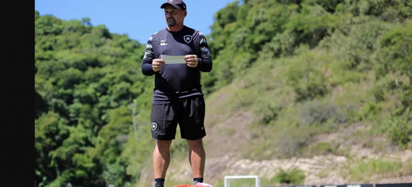 Fábio Matias comanda treino do Botafogo no CT Lonier