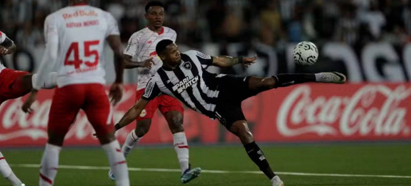 Júnior Santos faz dois golaços na partida entre Botafogo e Bragantino, um deles de voleio
