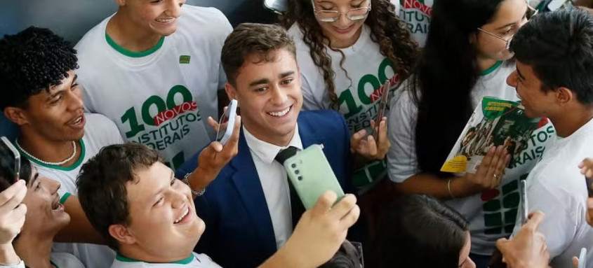 Nikolas Ferreira é tietado em evento no Palácio do Planalto com Lula - Foto: Cristiano Mariz/Agência O Globo Nikolas Ferreira é tietado em evento no Palácio do Planalto com Lula
