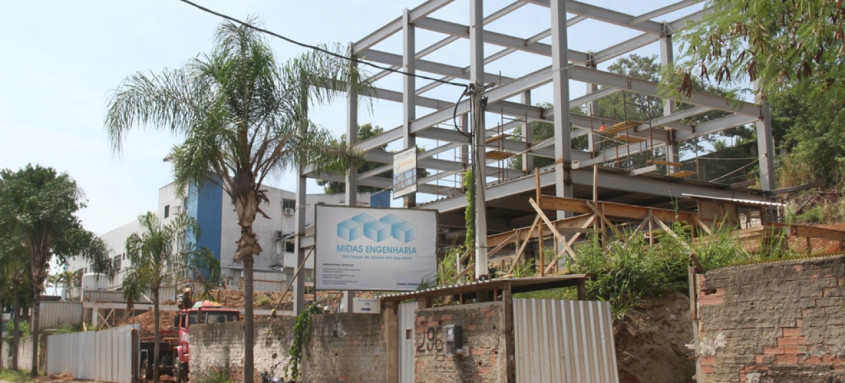 Estrutura metálica do primeiro setor do térreo nas obras de ampliação do Hospital Municipal de Retaguarda Gonçalense já está instalada - Foto: Fabio Guimarães/Divulgação Estrutura metálica do primeiro setor do térreo nas obras de ampliação do Hospital Municipal de Retaguarda Gonçalense já está instalada