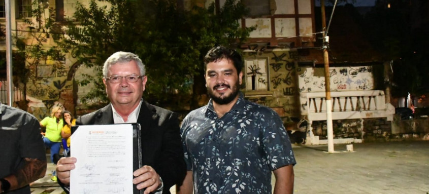 Ao lado do coordenador do Niterói de Bicicleta, Filipe Simões, o prefeito Axel Grael assinou a ordem de início das obras de restauro do Castelinho do Gragoatá - Foto: Bruno Eduardo Alves/Divulgação Ao lado do coordenador do Niterói de Bicicleta, Filipe Simões, o prefeito Axel Grael assinou a ordem de início das obras de restauro do Castelinho do Gragoatá
