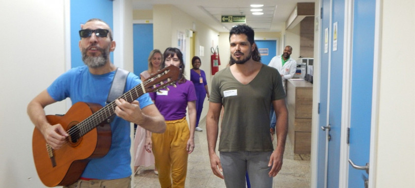 Músicos percorreram o CTI, sala semi-intensiva, enfermarias e recepção do Hospital Municipal Oceânico - Foto: Divulgação Músicos percorreram o CTI, sala semi-intensiva, enfermarias e recepção do Hospital Municipal Oceânico